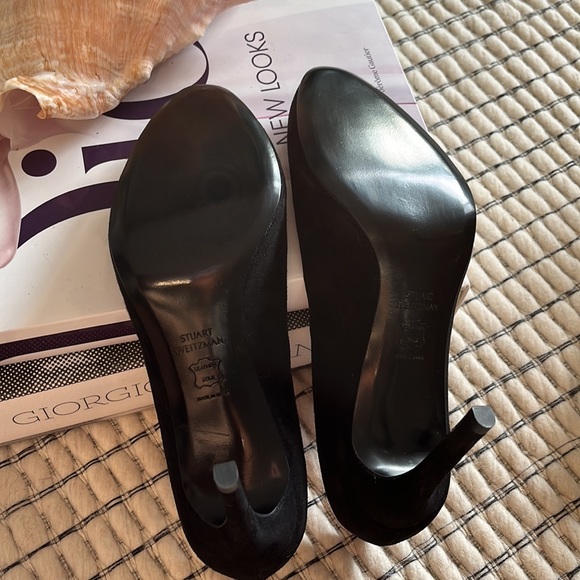 Stuart Weitzman Tune Suede Round toe pumps - Picture 2 of 3